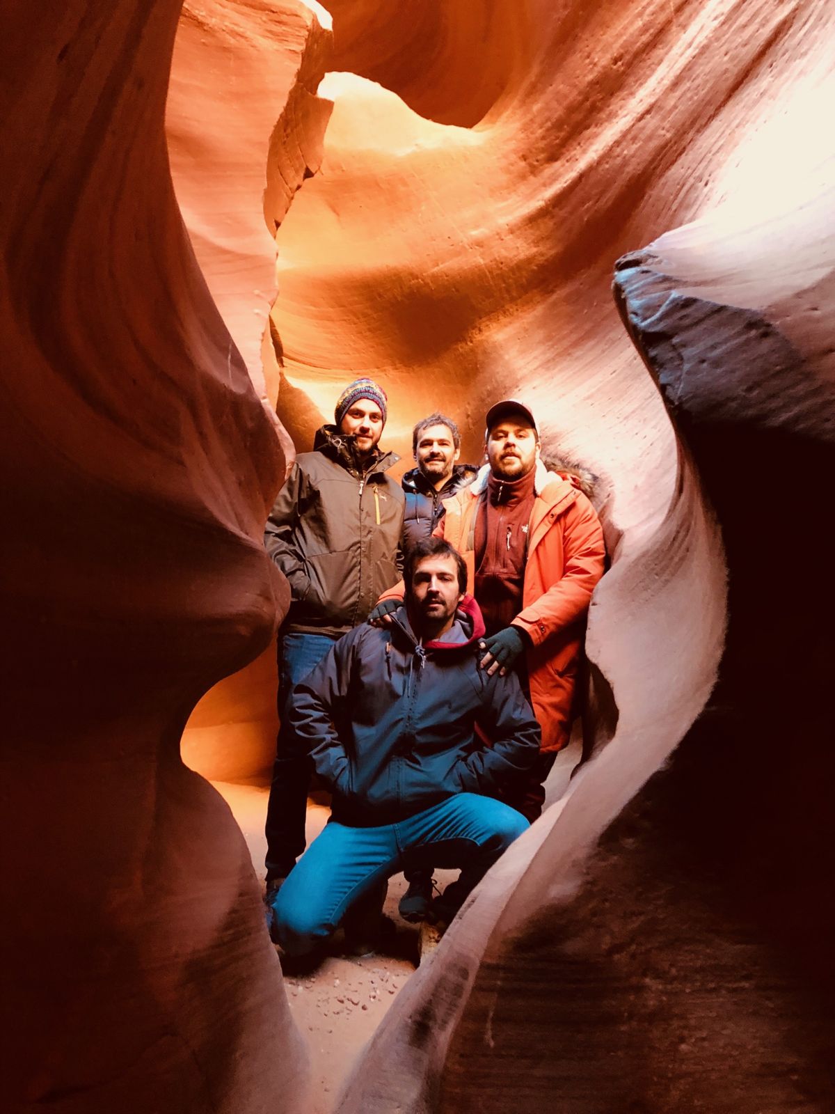 Los cuatro amigos dentro del Antelope Canyon