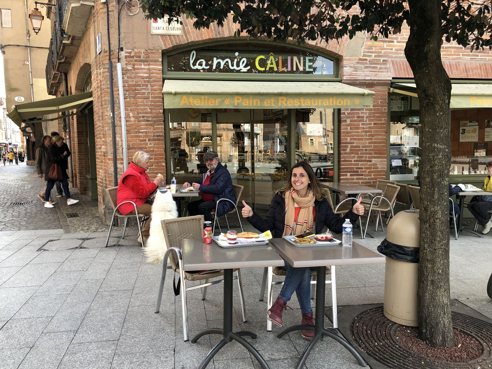 Almuerzo en la terraza de La Mie Câline, en la plaza frente a la catedral de Albi