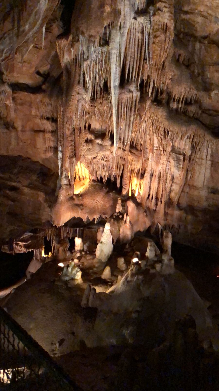 Formaciones de estalactitas iluminadas en las grutas de Lacave