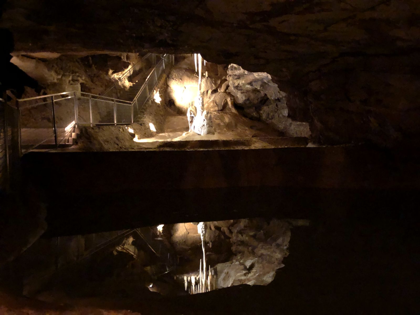 Pasarela sobre el lago subterráneo de las grutas de Lacave