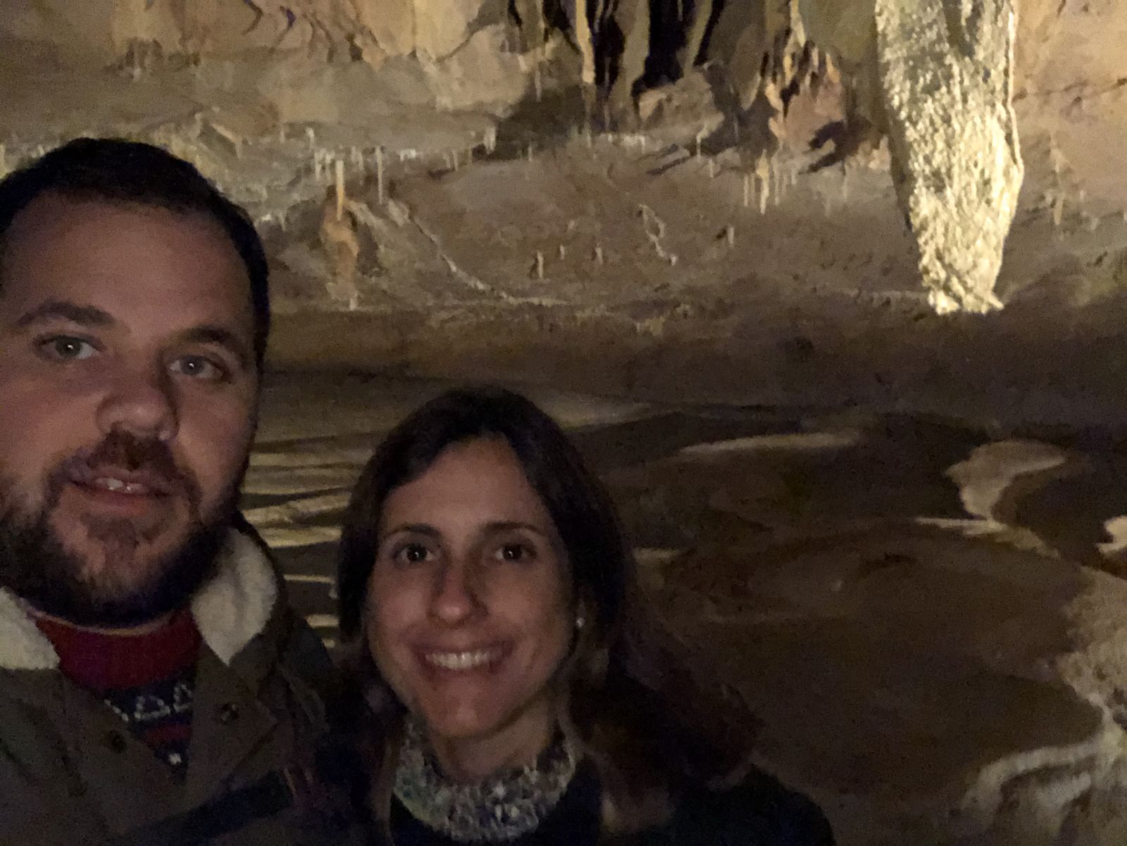 Agustín y Florencia adentro de las grutas de Lacave