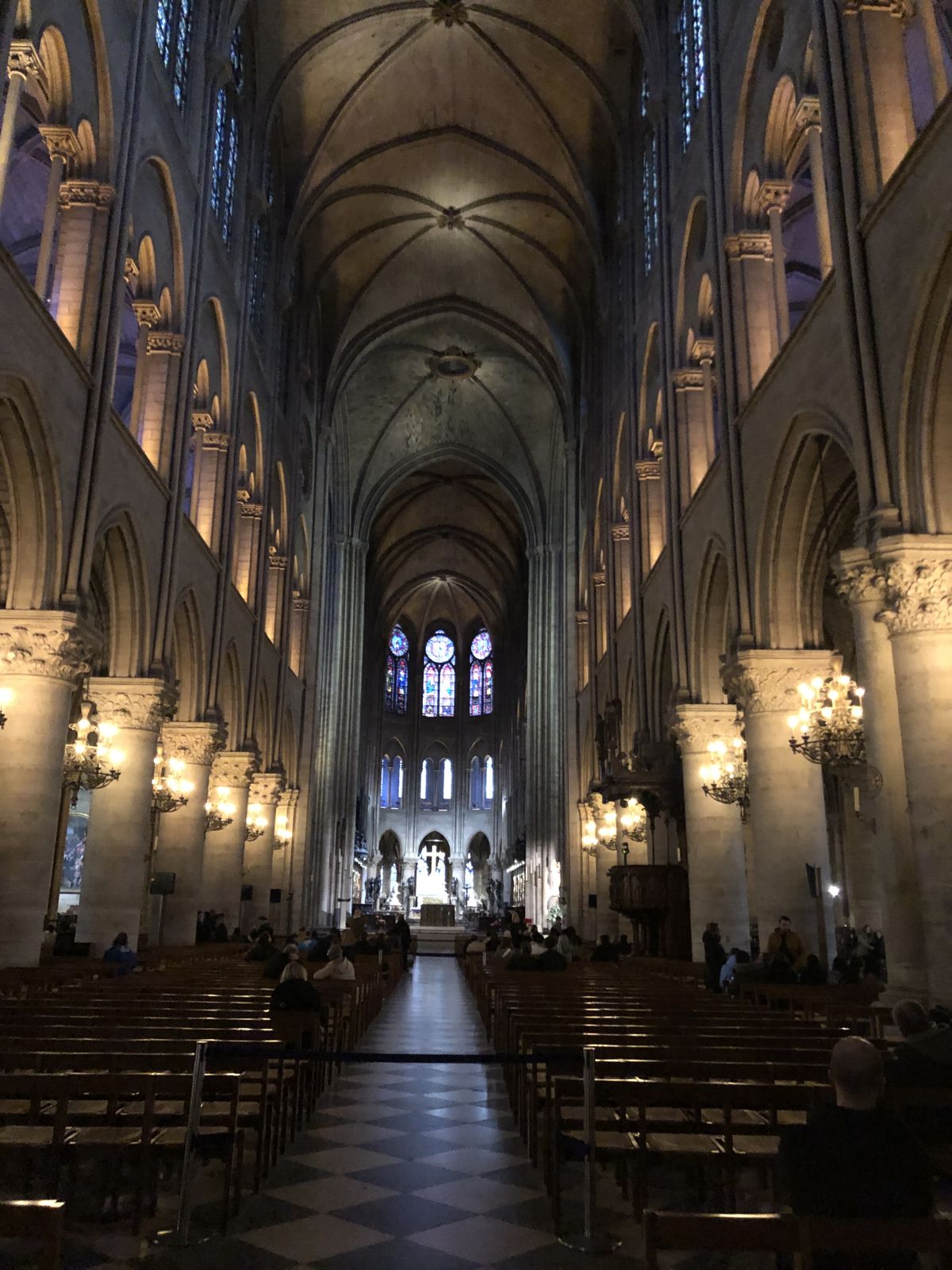Interior de la catedral de Notre Dame en París