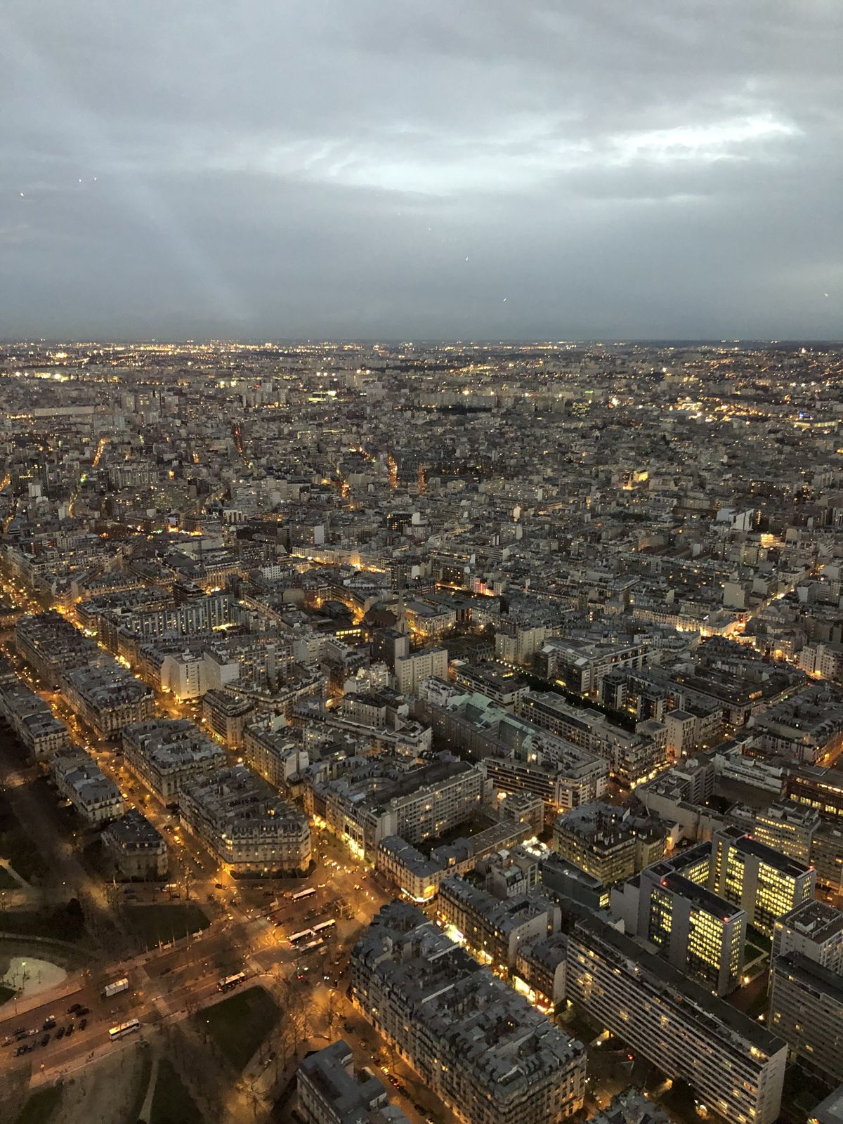 Vista nocturna de París desde la Torre Eiffel