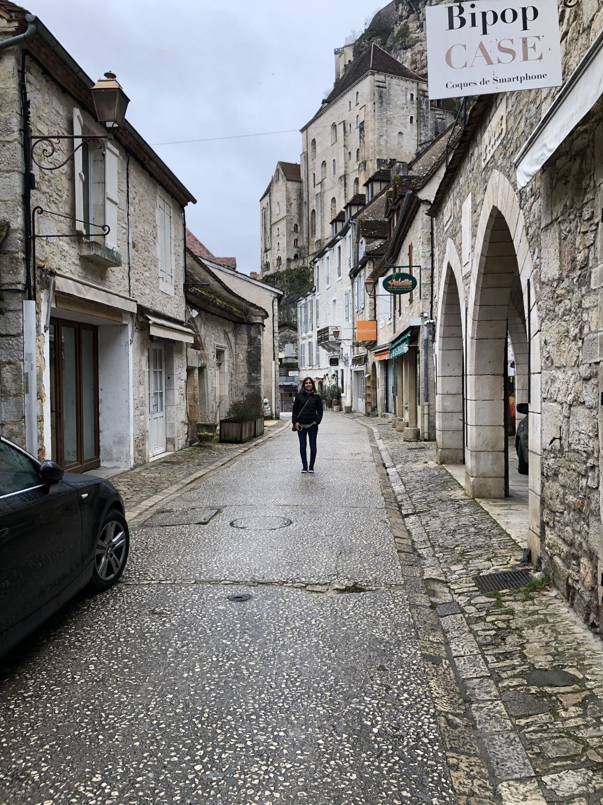 La calle principal de Rocamadour vacía, con el pueblo trepando al fondo