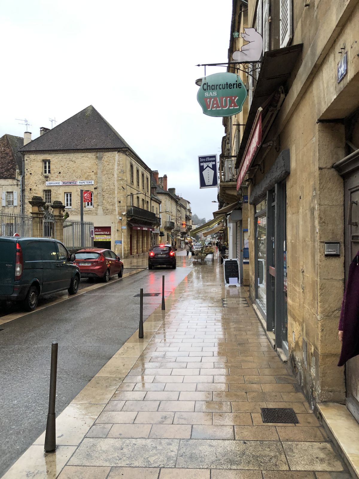 Calle comercial de Sarlat con una charcutería