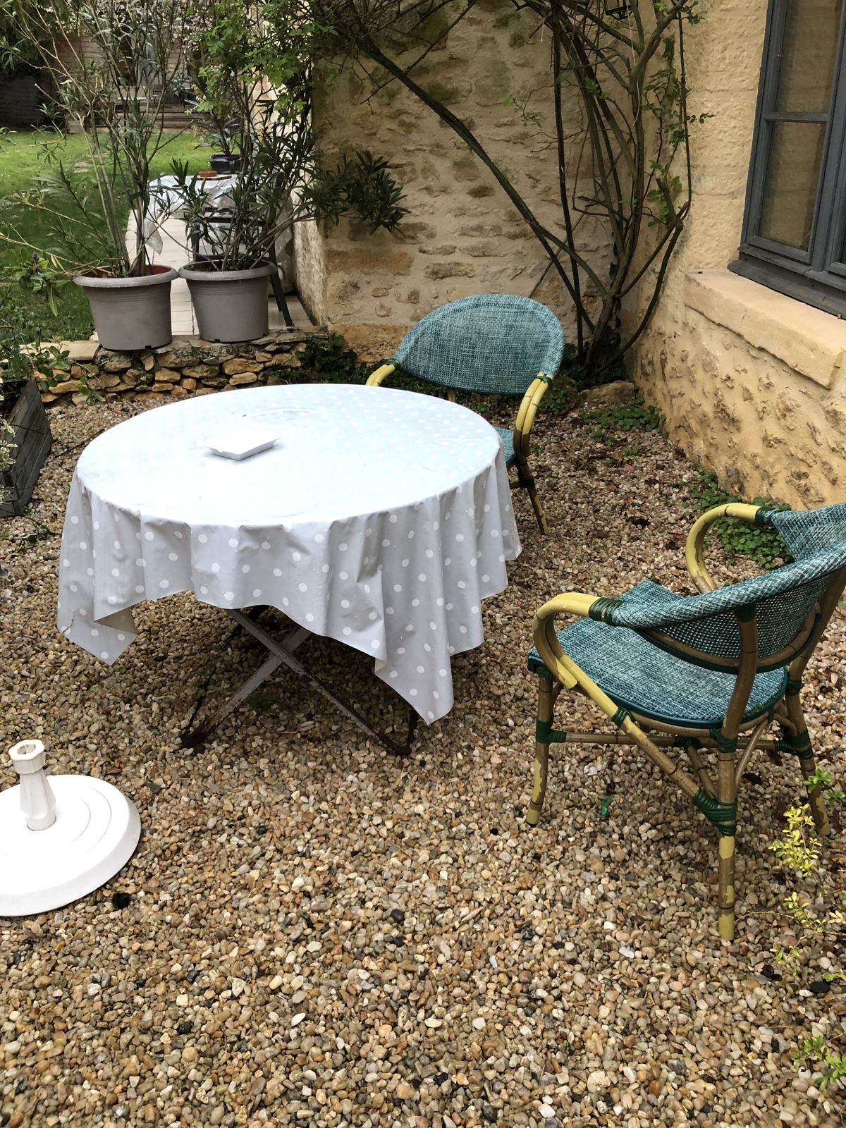 La mesa del desayuno en el jardín del alojamiento en Sarlat
