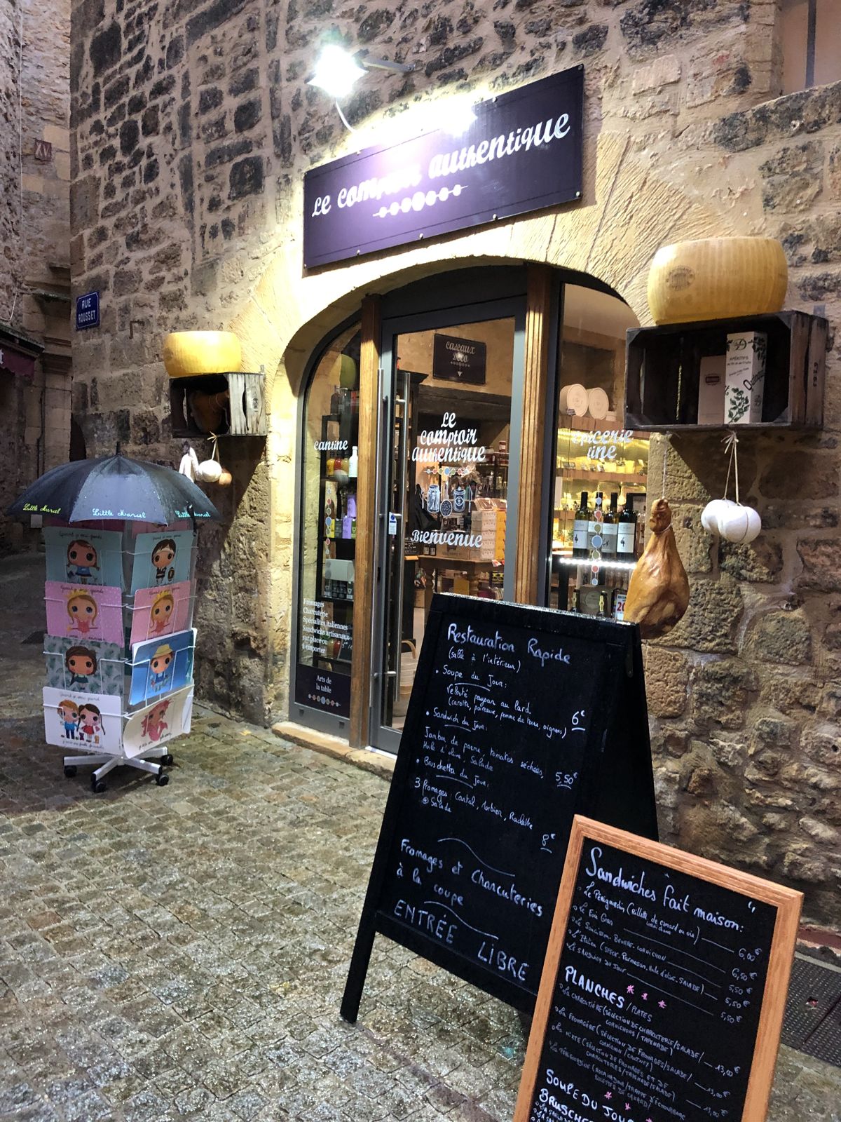Vidriera de un local de productos regionales en Sarlat con su pizarrón