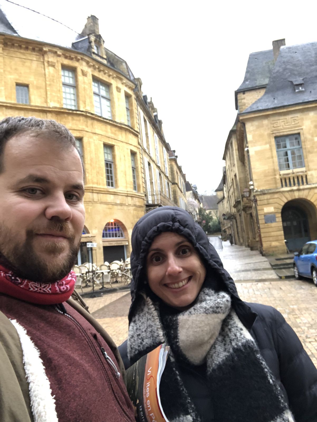 Agustín y Florencia en una plaza de Sarlat con lluvia