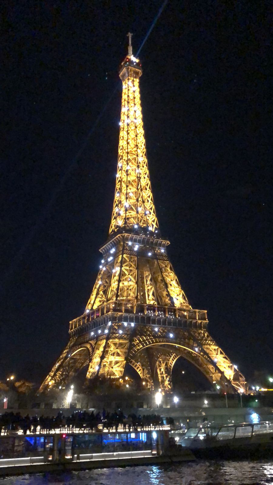 Torre Eiffel iluminada de noche