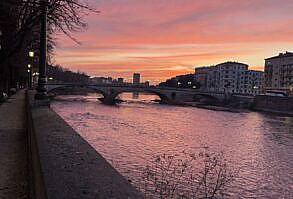 Atardecer rosa sobre el río Adigio en Verona