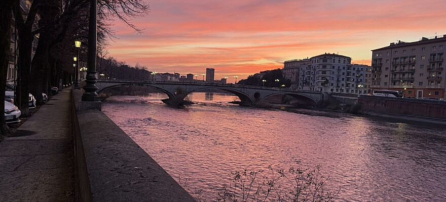 Atardecer rosa sobre el río Adigio en Verona