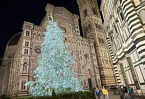 Florencia 3 días: el Duomo con el árbol de Navidad iluminado de noche