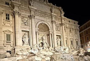 Fontana di Trevi de noche casi vacía en Roma