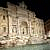 Fontana di Trevi de noche casi vacía en Roma