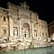 Fontana di Trevi de noche casi vacía en Roma