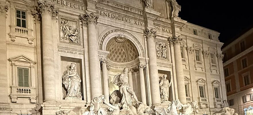 Fontana di Trevi de noche casi vacía en Roma
