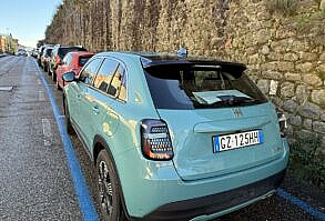 Fiat 600 celeste alquilado para recorrer la Toscana en auto