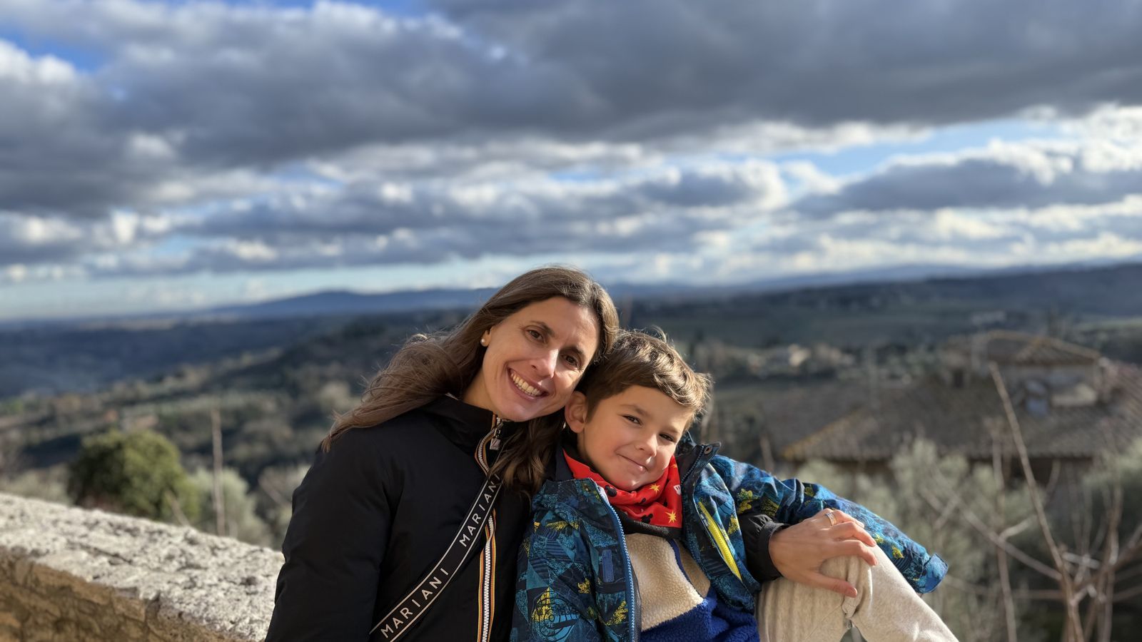 Florencia con Vicente en brazos en el mirador de Montalcino