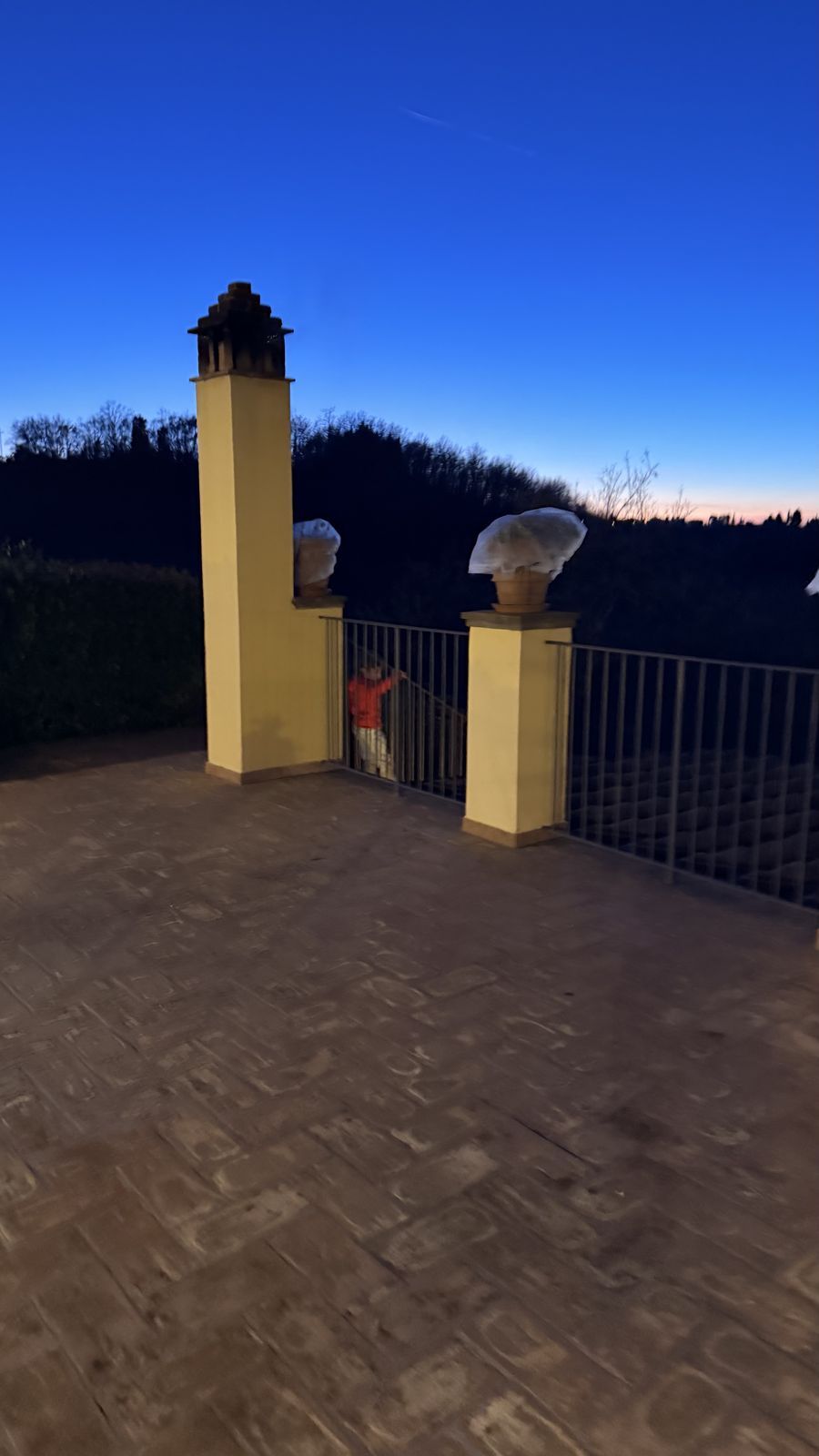 La terraza de la casa de campo en Noce al caer la noche