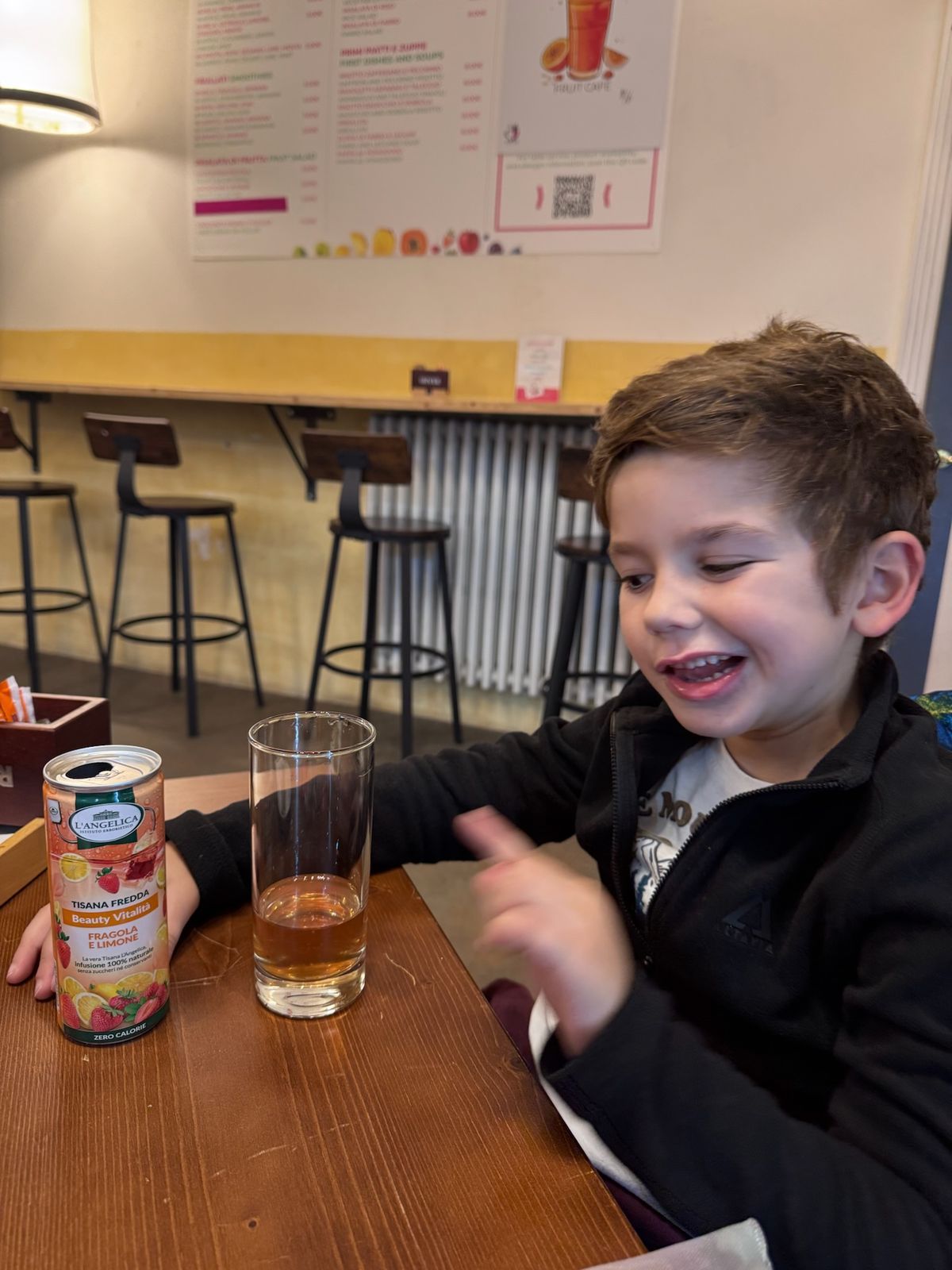 Vicente tomando una Lemon Soda sentado a la mesa