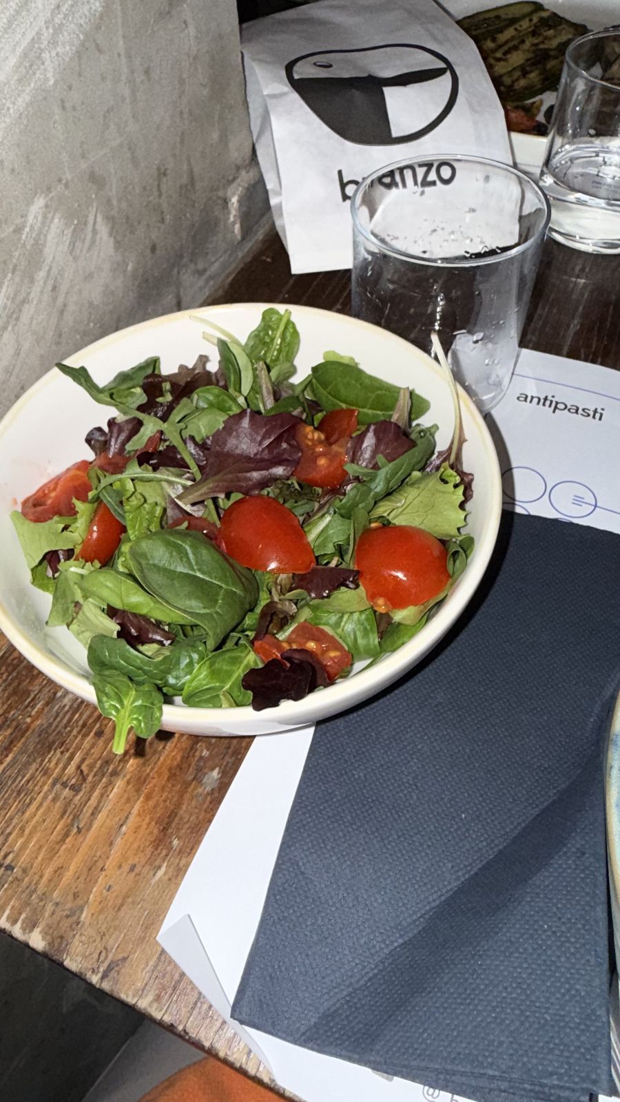 La entrada en el restaurante Branzo de Pisa: una ensalada con tomates cherry
