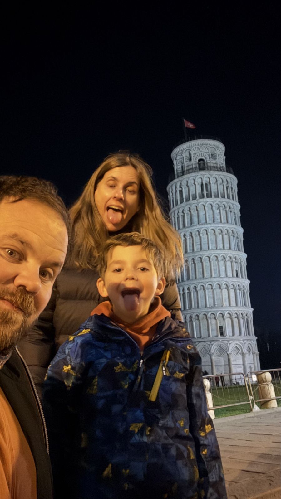 La familia posando frente a la Torre de Pisa