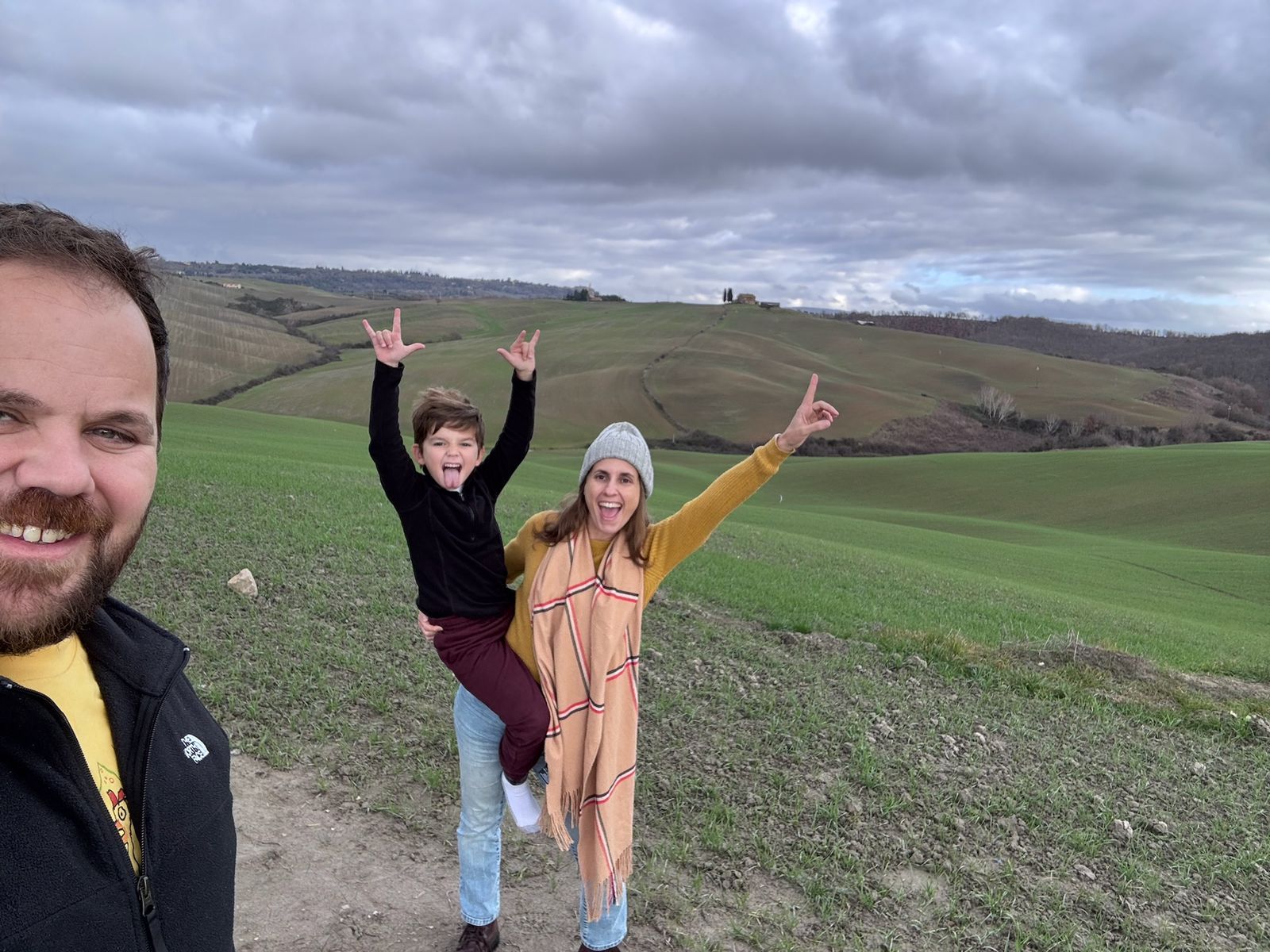 Los tres en el campo del Val d'Orcia, con las colinas verdes detrás