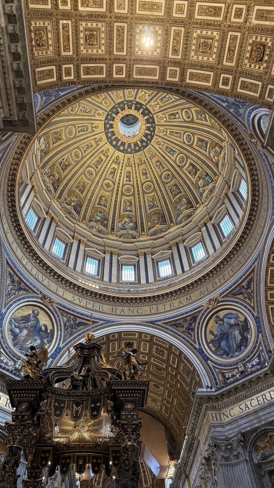 Cúpula de la Basílica de San Pedro por dentro en el Vaticano
