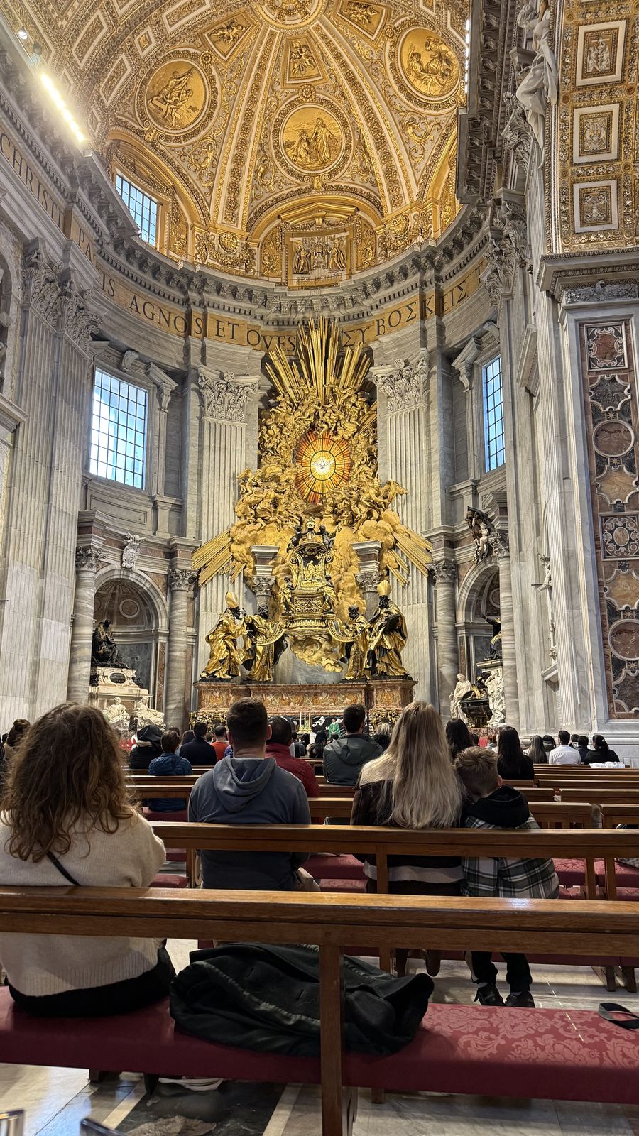 Interior de la Basílica de San Pedro durante una misa