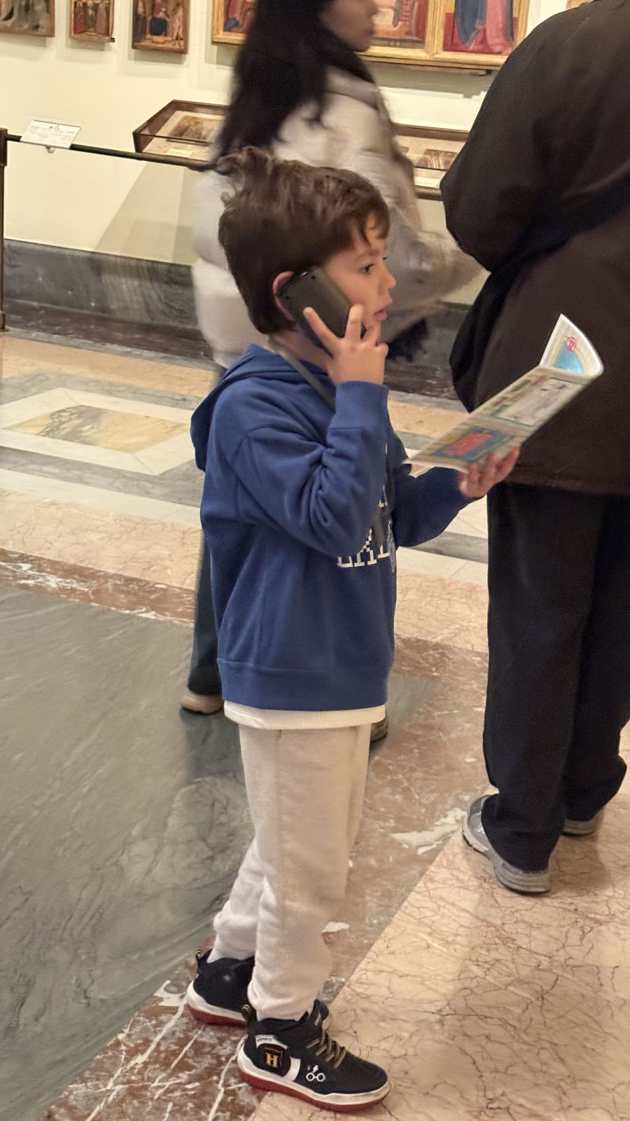 Vicente con la audioguía para niños en los Museos Vaticanos