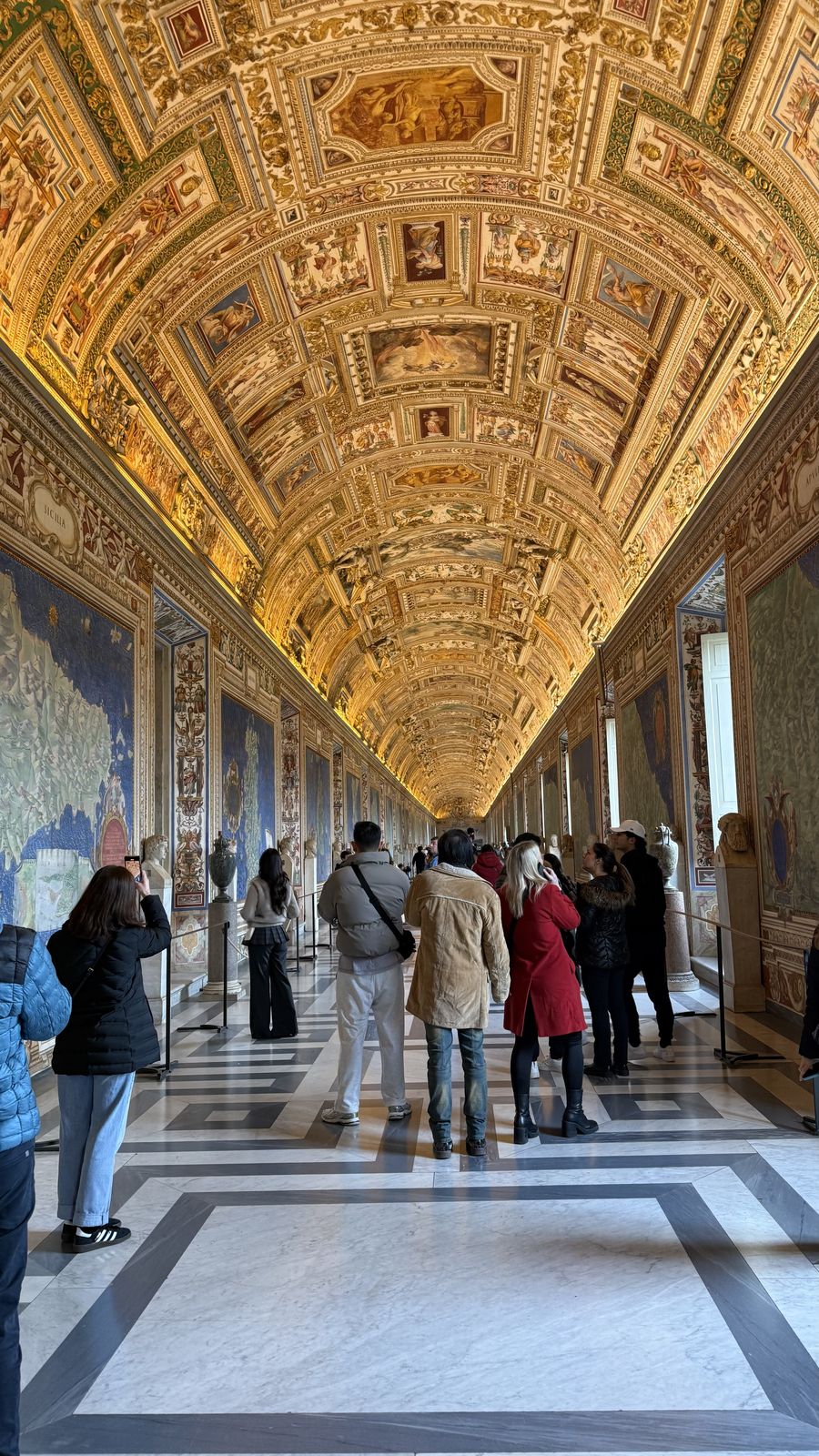 Galería de los Museos Vaticanos con su techo dorado