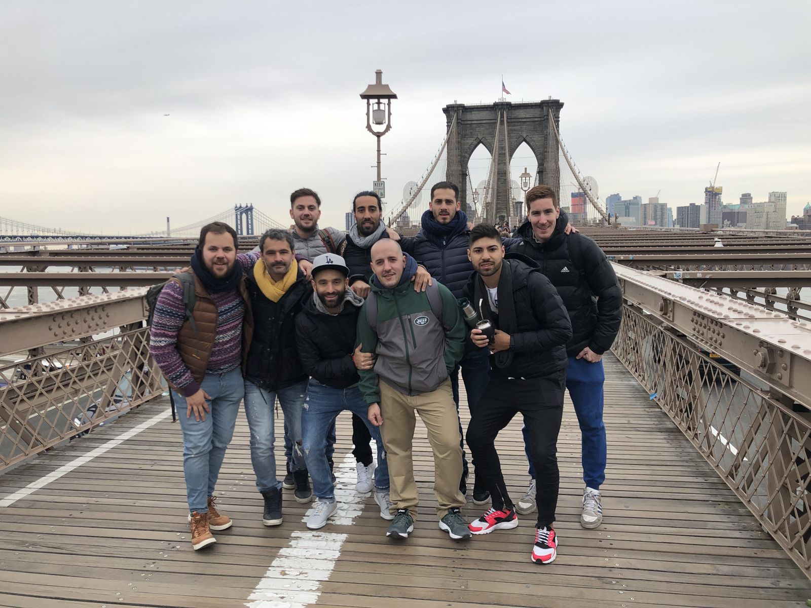 La banda cruzando el puente de Brooklyn, mate en mano