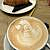 Café de especialidad con latte art en Barnum, Roma
