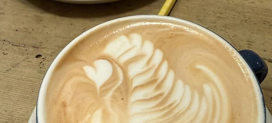 Café de especialidad con latte art en Barnum, Roma