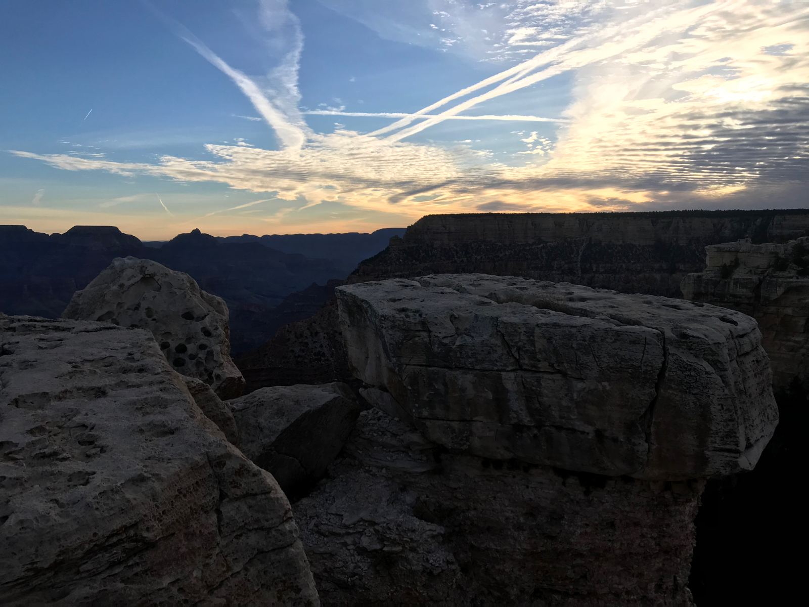 Rocas del borde sur del Gran Cañón al atardecer