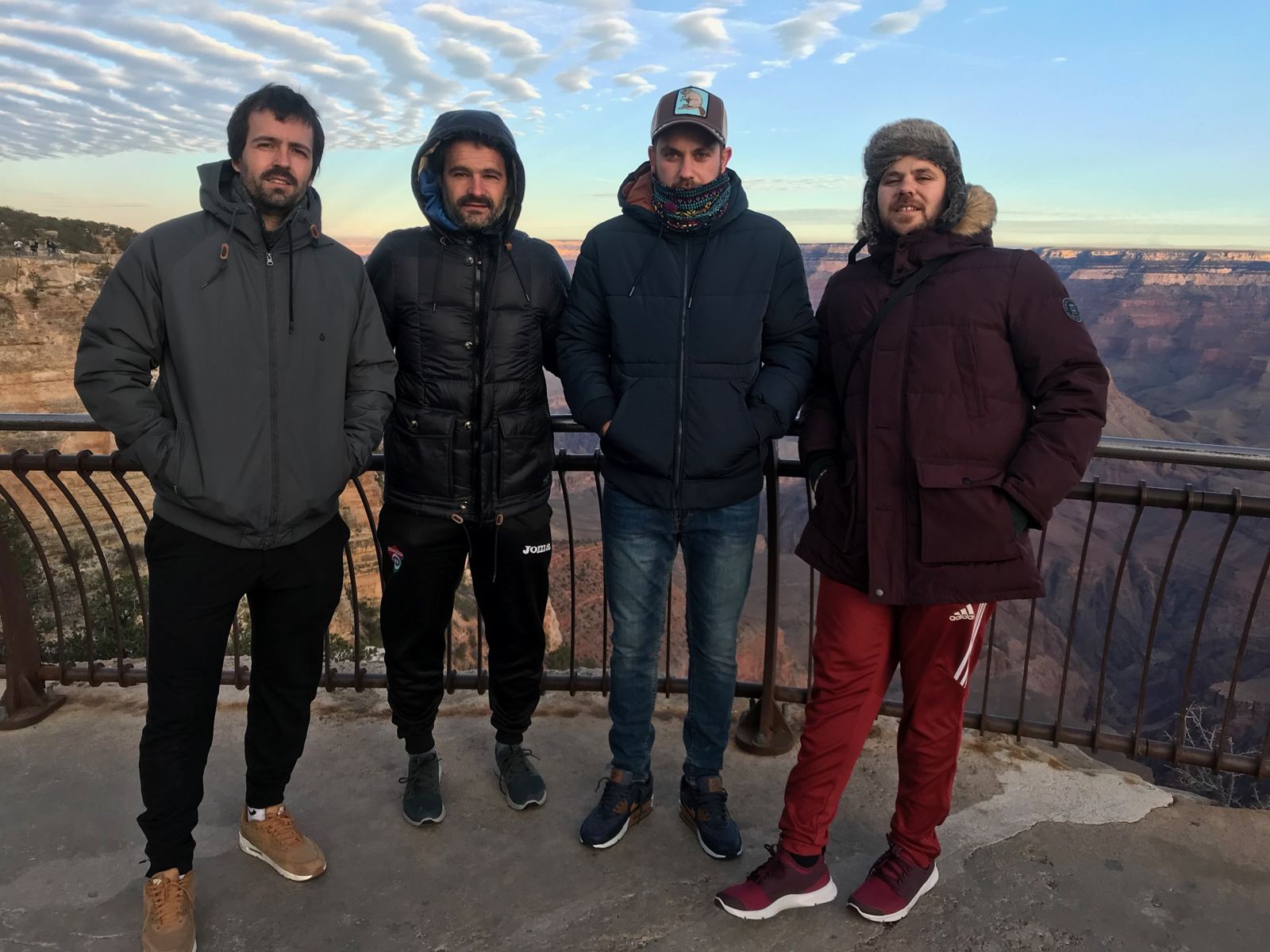Los cuatro amigos en un mirador del Gran Cañón, abrigados para el frío
