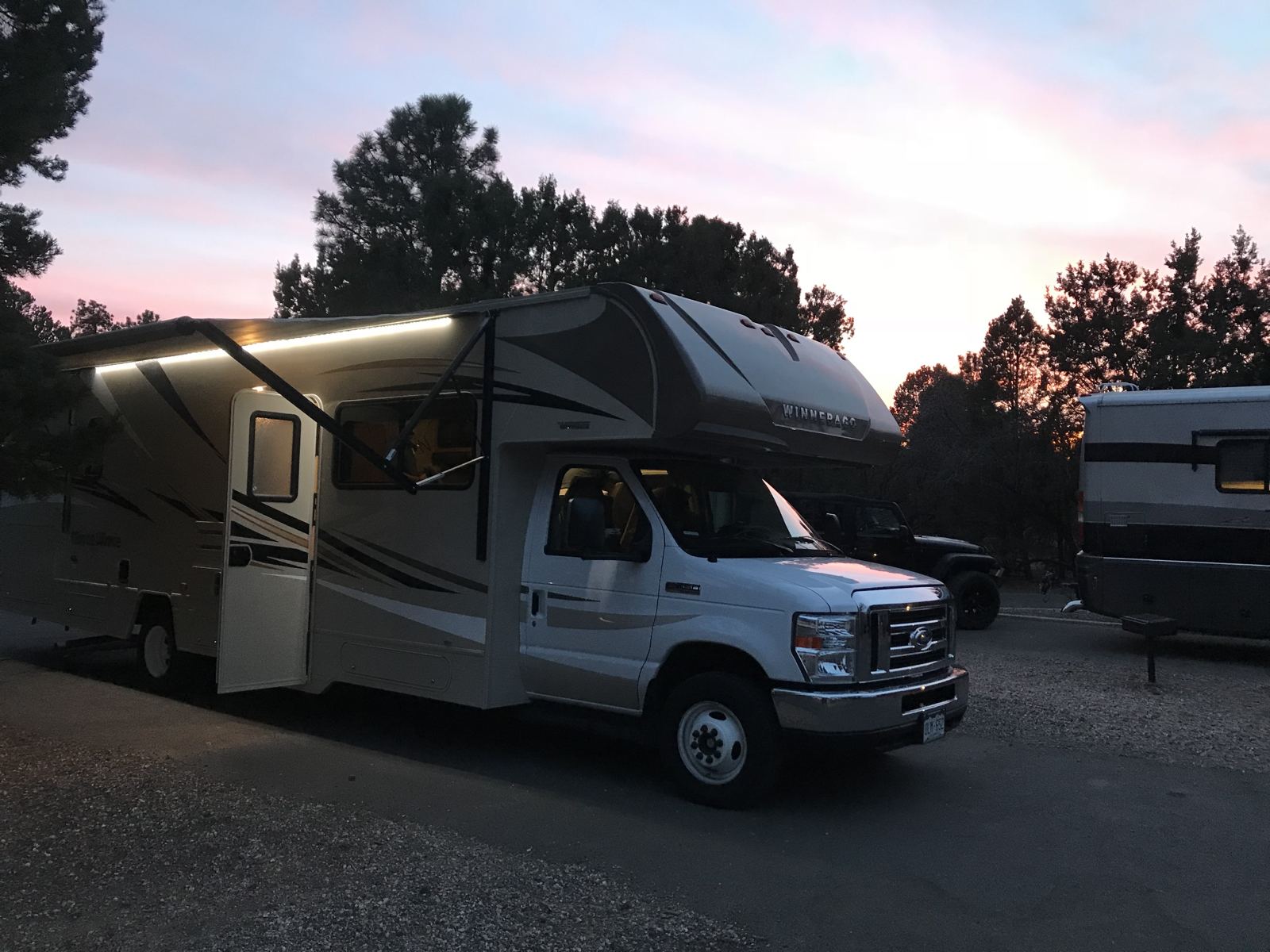 El motorhome en el camping Trailer Village del Gran Cañón, con el cielo del atardecer rosado