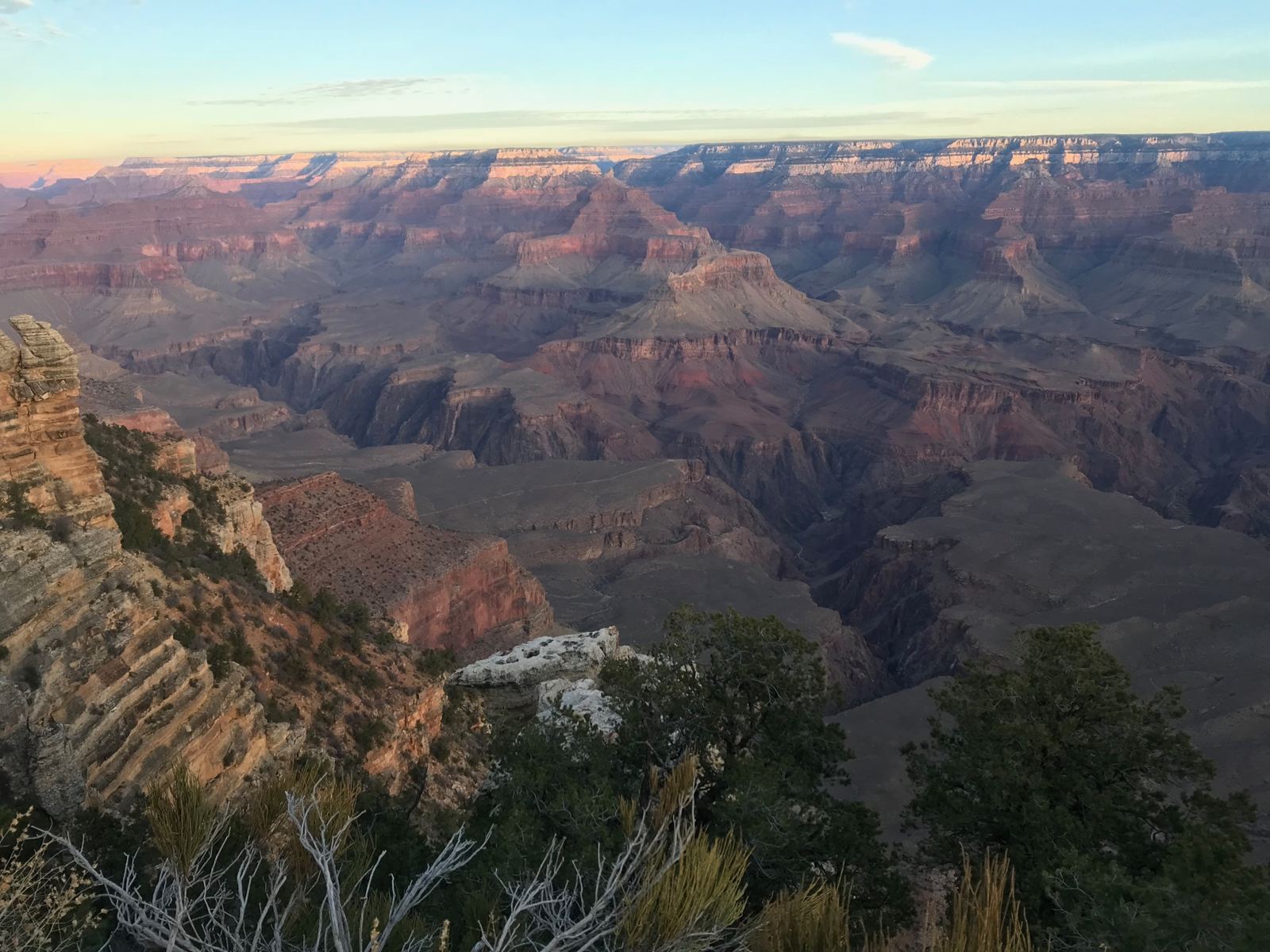 Panorámica del Gran Cañón con la primera luz sobre las paredes