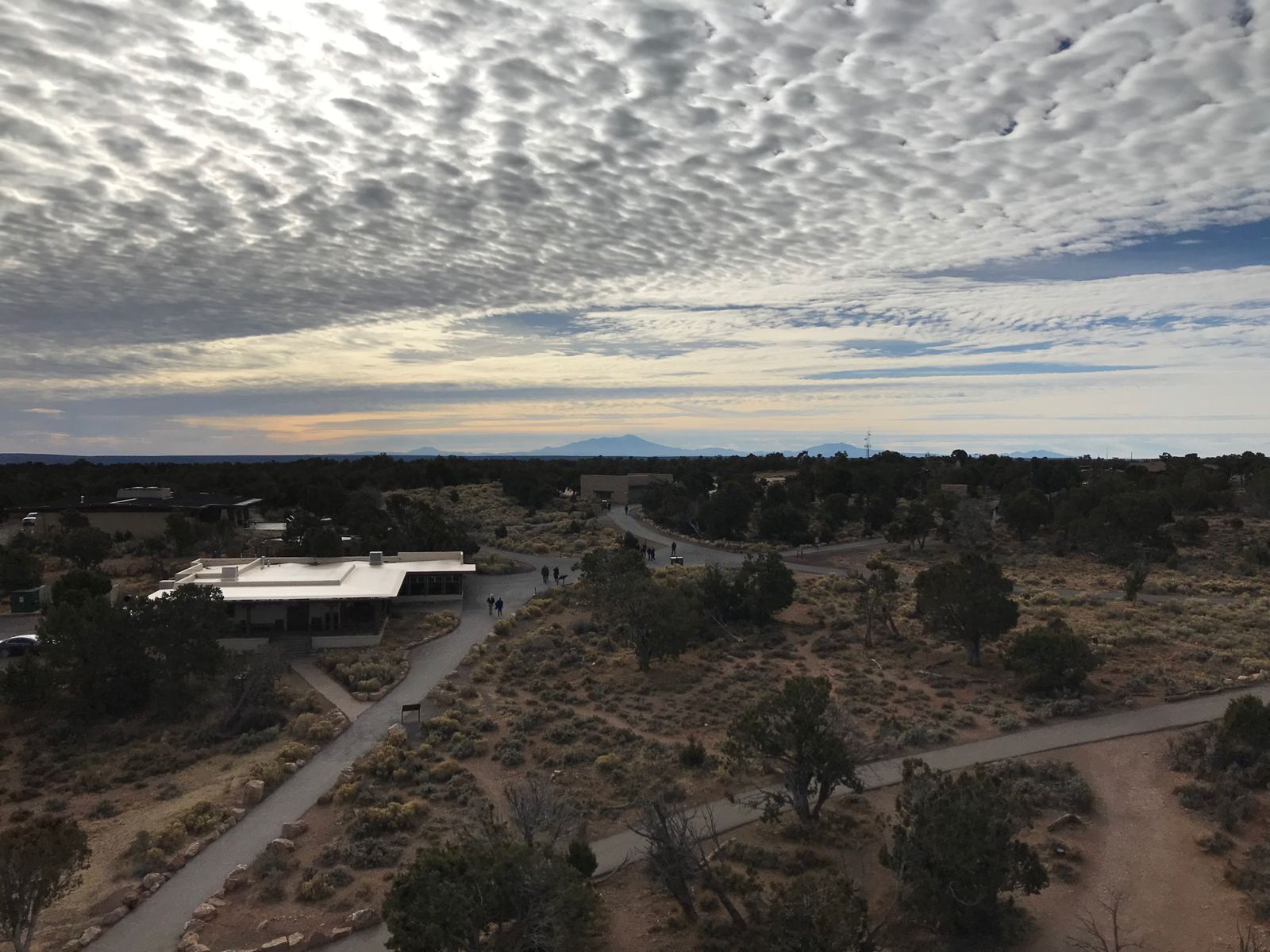 Vista del centro de visitantes del Gran Cañón bajo un cielo de nubes aborregadas