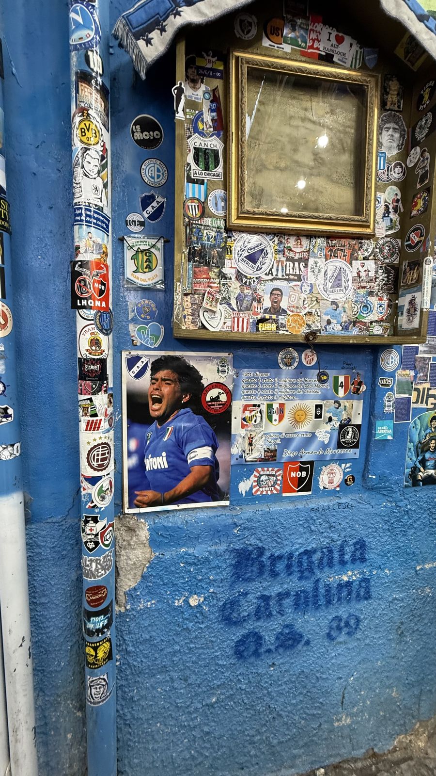 Altar celeste con los escudos de clubes argentinos en el Largo Maradona