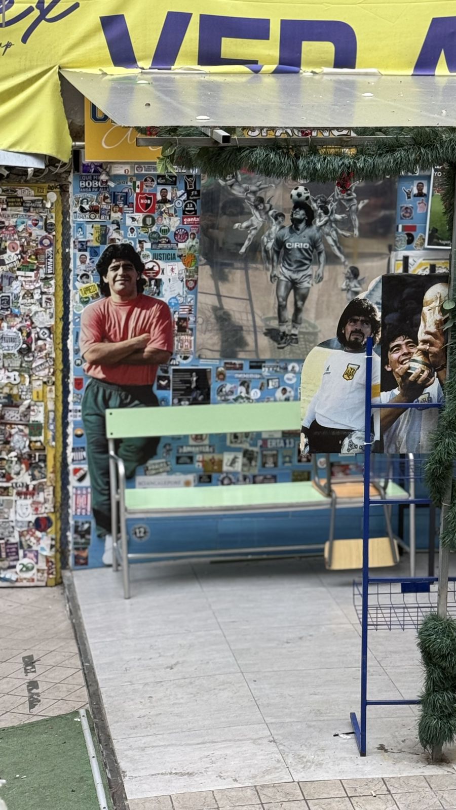 Rincón del Largo Maradona con altares y gigantografías