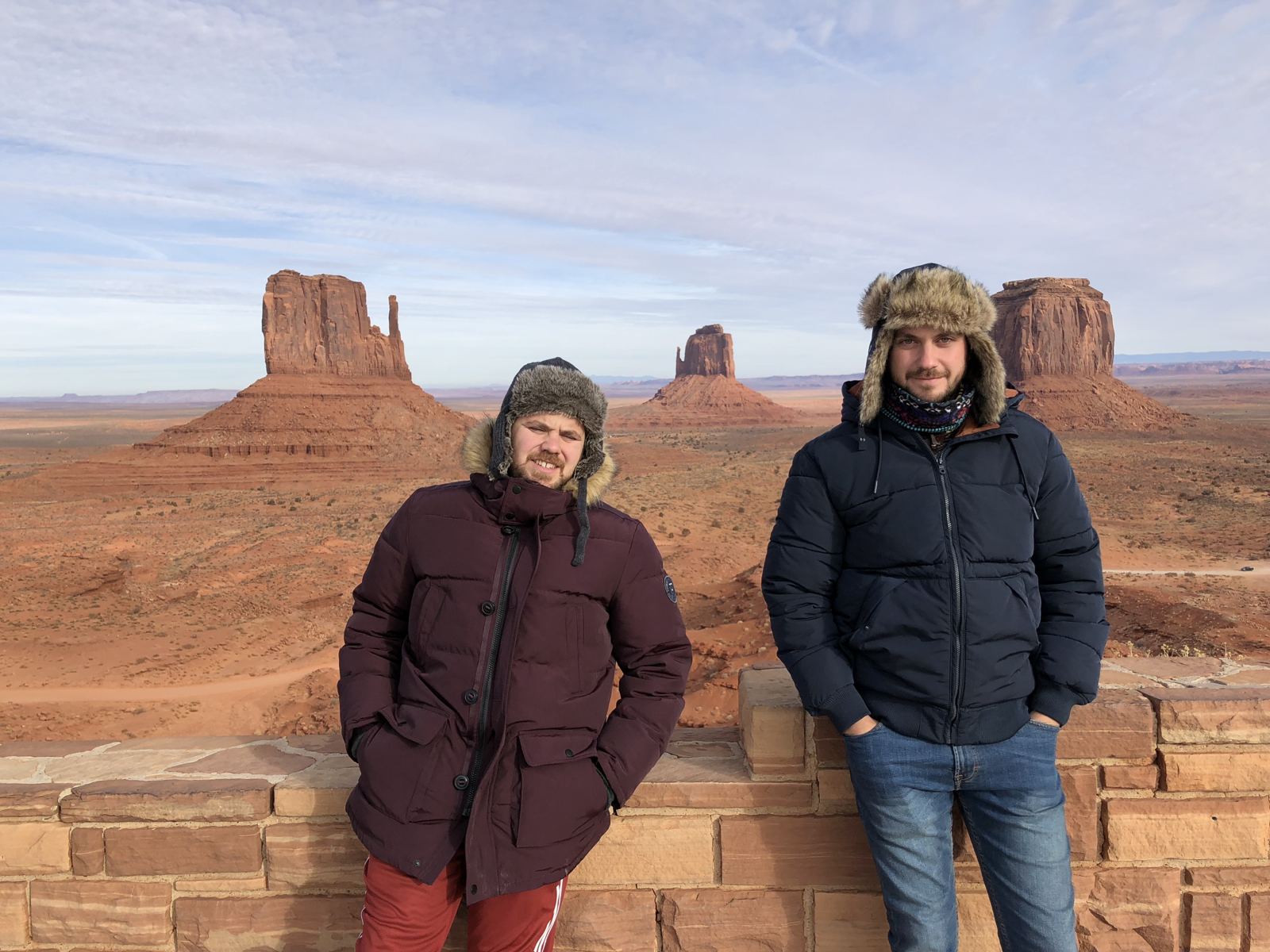 Los amigos en el mirador de Monument Valley con las Mitten Buttes de fondo