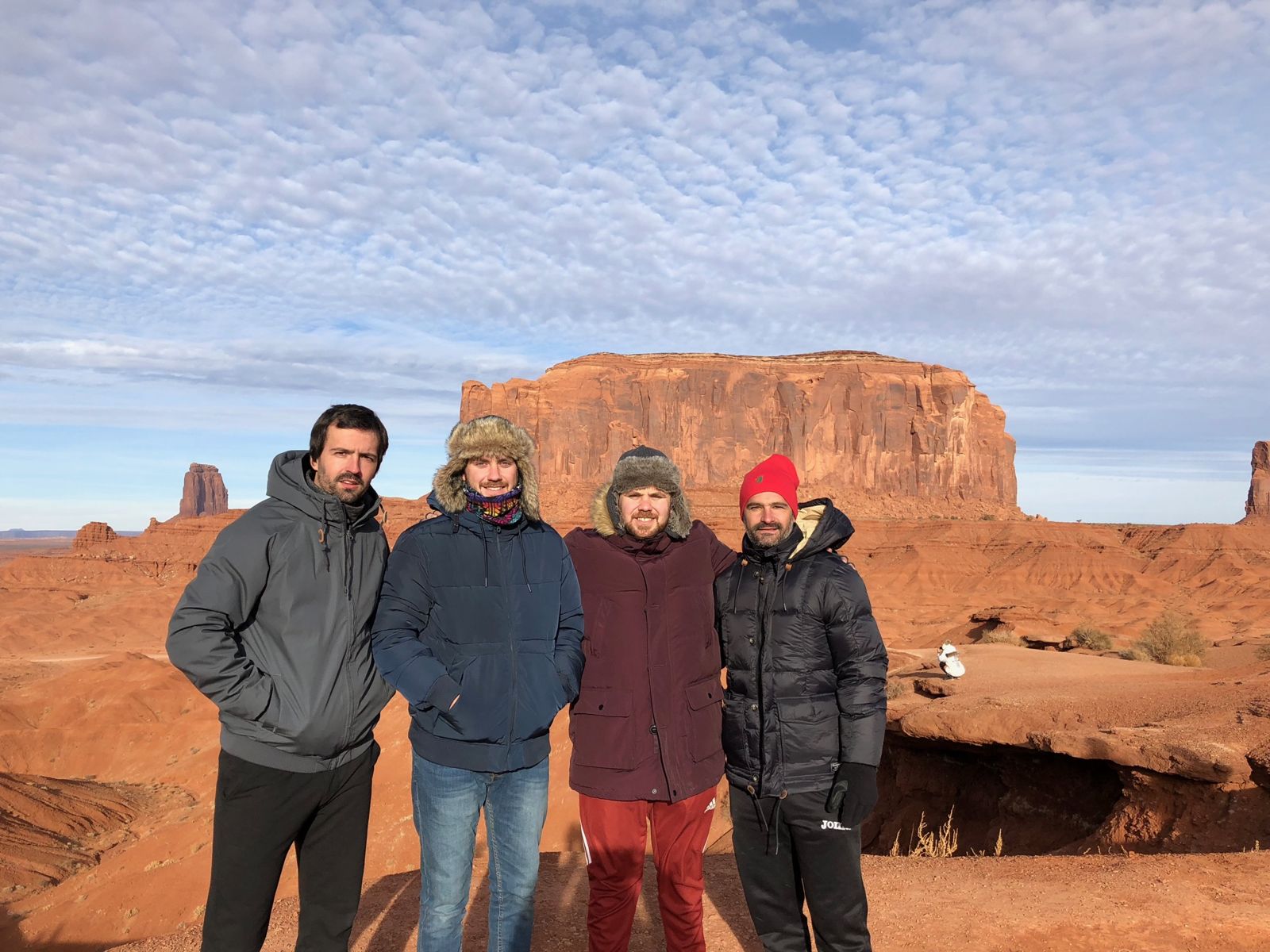 Los cuatro amigos frente a Merrick Butte, la gran mole de roca roja de Monument Valley