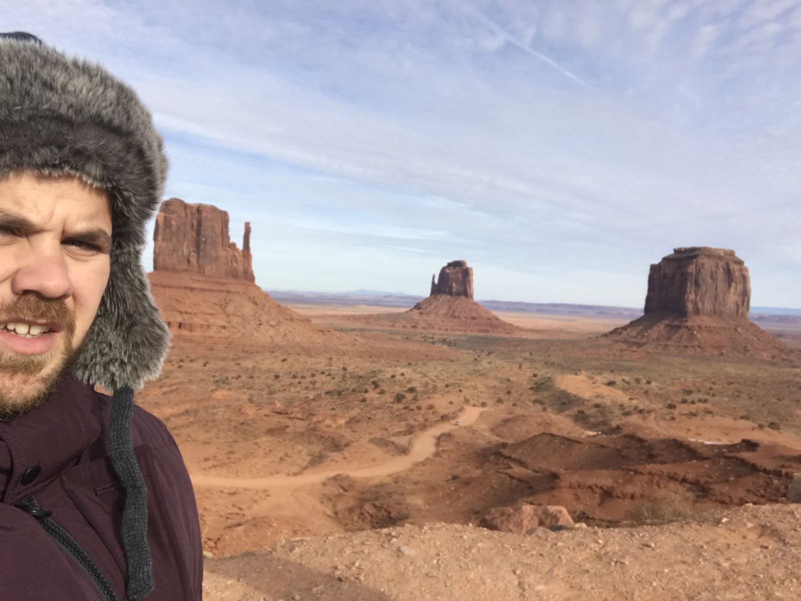 Selfie de Agustín en Monument Valley con las formaciones rocosas detrás