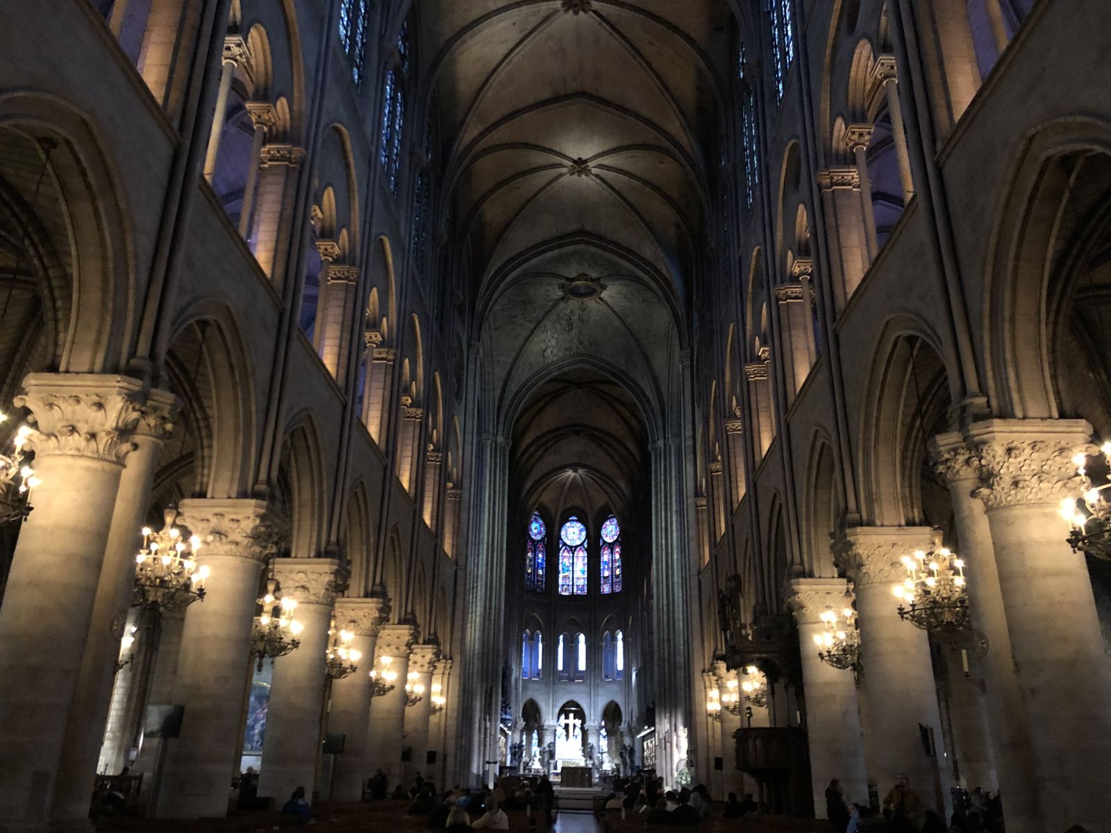 Interior de la nave de Notre Dame con sus lámparas encendidas