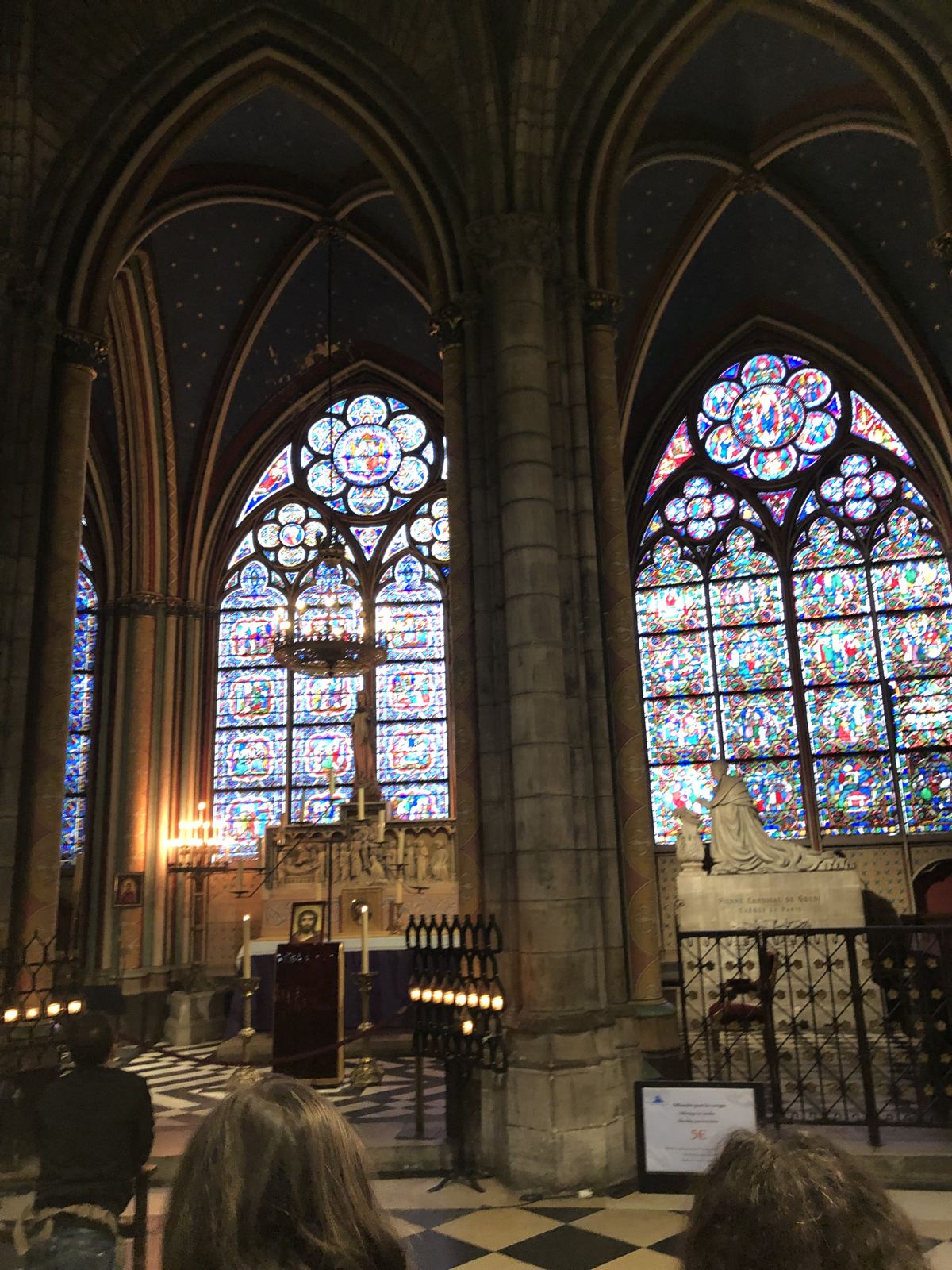 Vitrales y techo estrellado en una capilla de Notre Dame