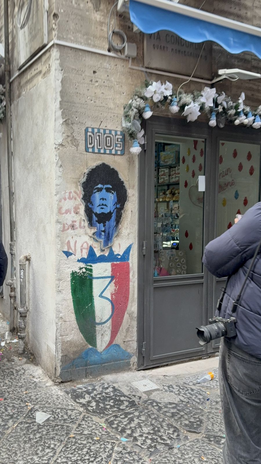 Stencil del D10S y el escudo del tercer scudetto en Via Concordia