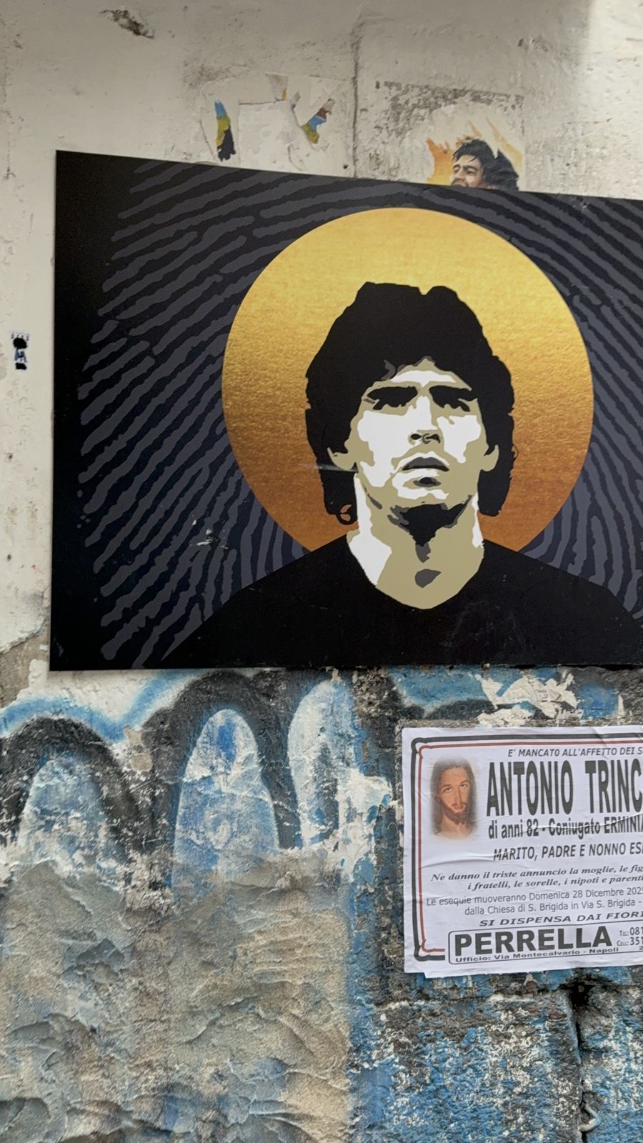 Cuadro de Maradona con aureola dorada en los Quartieri Spagnoli