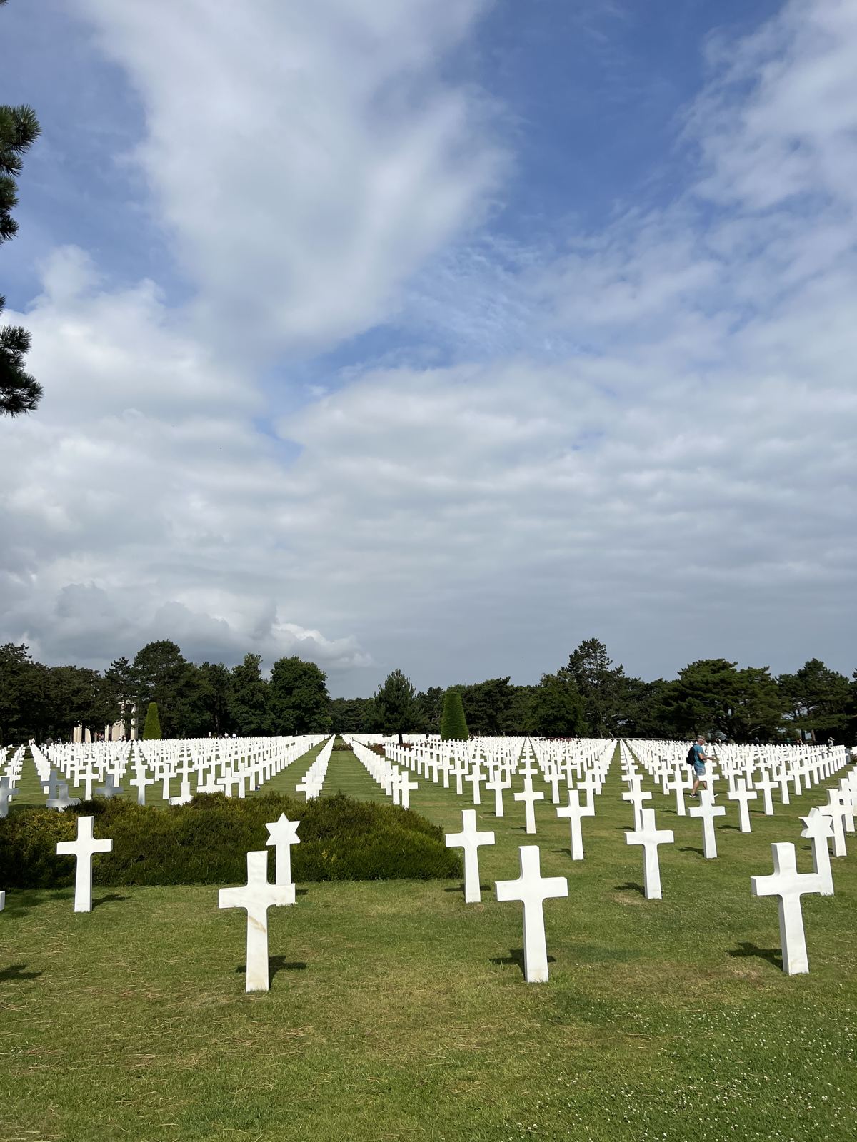 Las filas de cruces del cementerio americano extendiéndose hasta el horizonte