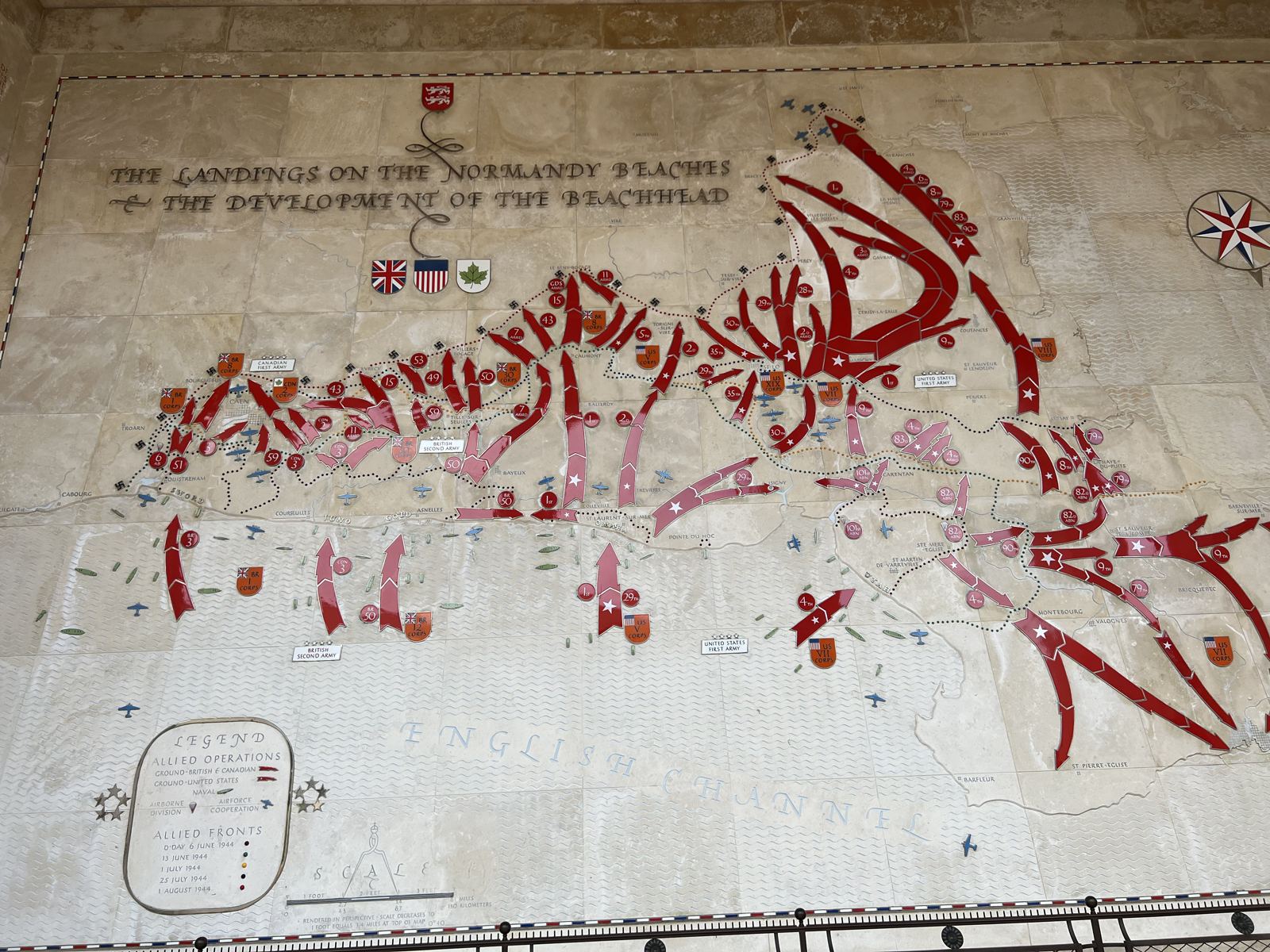 Mapa mural del desembarco y el avance aliado en el memorial